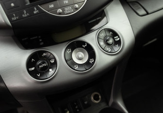 Подержанный автомобиль Toyota RAV4 2008 года (14 фото)