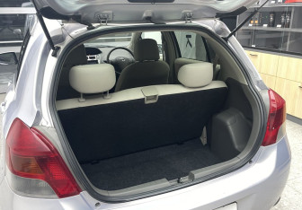 Подержанный автомобиль Toyota Vitz 2010 года (8 фото)