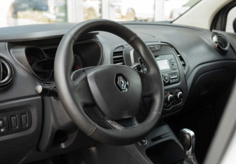 Подержанный автомобиль Renault Kaptur 2017 года (11 фото)
