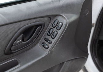 Подержанный автомобиль Ford Escape 2005 года (15 фото)