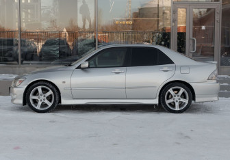 Подержанный автомобиль Toyota Altezza Sedan 2002 года (8 фото)