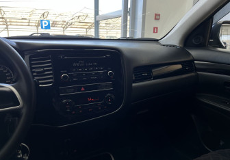 Подержанный автомобиль Mitsubishi Outlander 2018 года (13 фото)