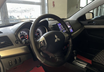 Подержанный автомобиль Mitsubishi Lancer Sedan 2013 года (12 фото)