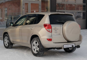 Подержанный автомобиль Toyota RAV4 2007 года (7 фото)
