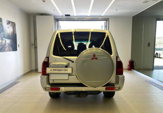 Подержанный автомобиль Mitsubishi Pajero 2003 года (6 фото)