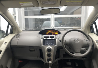 Подержанный автомобиль Toyota Vitz 2010 года (12 фото)