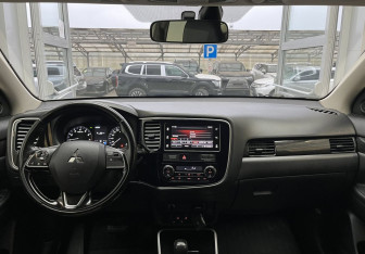 Подержанный автомобиль Mitsubishi Outlander 2018 года (9 фото)