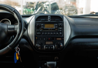 Подержанный автомобиль Toyota RAV4 2004 года (14 фото)