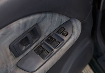 Подержанный автомобиль Toyota Land Cruiser Prado 2000 года (16 фото)