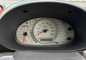 Подержанный автомобиль Nissan Tino 1999 года (12 фото)
