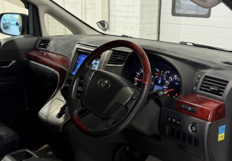 Подержанный автомобиль Toyota Vellfire 2008 года (8 фото)