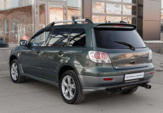 Подержанный автомобиль Mitsubishi Outlander 2004 года (7 фото)