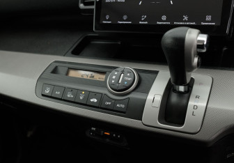 Подержанный автомобиль Honda Freed 2010 года (14 фото)