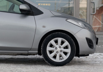 Подержанный автомобиль Mazda Demio 2014 года (9 фото)