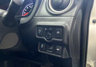 Подержанный автомобиль Nissan Note 2015 года (17 фото)