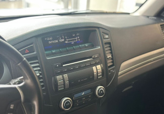 Подержанный автомобиль Mitsubishi Pajero 2011 года (16 фото)