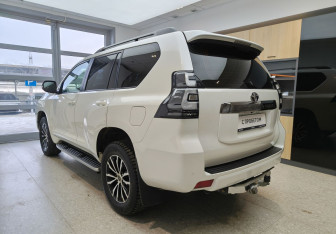 Подержанный автомобиль Toyota Land Cruiser Prado 2021 года (6 фото)