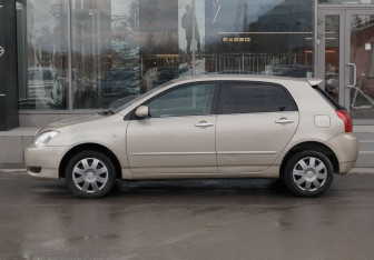 Подержанный автомобиль Toyota Allex 2002 года (8 фото)