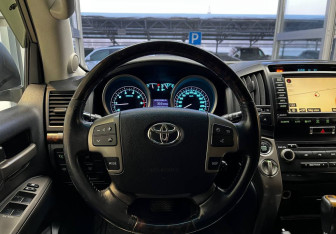 Подержанный автомобиль Toyota Land Cruiser Suv 2008 года (12 фото)