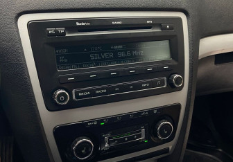 Подержанный автомобиль Skoda Octavia Liftback 2009 года (9 фото)