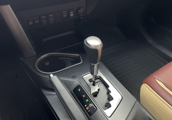 Подержанный автомобиль Toyota RAV4 2017 года (13 фото)