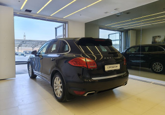 Подержанный автомобиль Porsche Cayenne 2012 года (6 фото)