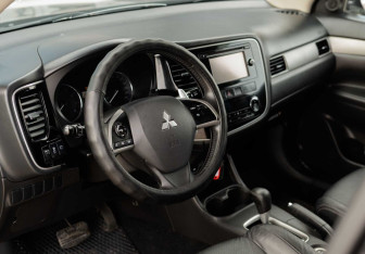 Подержанный автомобиль Mitsubishi Outlander 2012 года (11 фото)