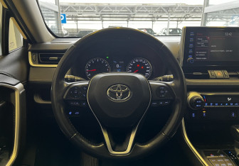 Подержанный автомобиль Toyota RAV4 2020 года (13 фото)