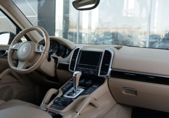 Подержанный автомобиль Porsche Cayenne 2014 года (10 фото)