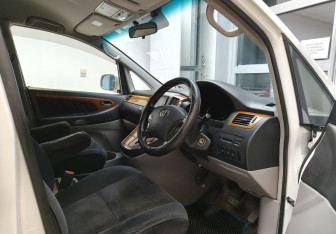 Подержанный автомобиль Toyota Alphard 2008 года (8 фото)