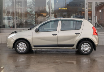 Подержанный автомобиль Renault Sandero 2011 года (8 фото)