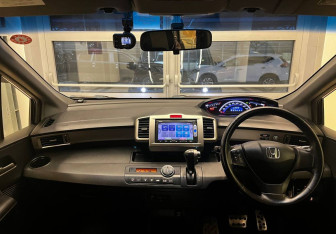 Подержанный автомобиль Honda Freed 2014 года (10 фото)