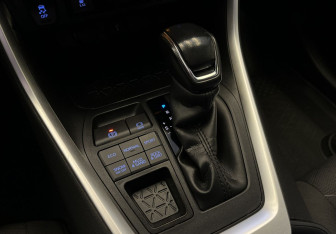 Подержанный автомобиль Toyota RAV4 2020 года (9 фото)