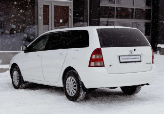 Подержанный автомобиль Toyota Corolla Wagon 2002 года (7 фото)