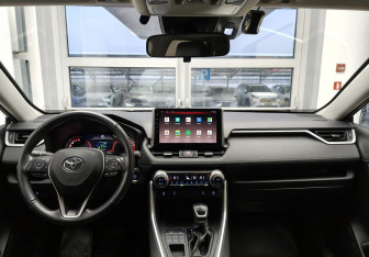 Подержанный автомобиль Toyota RAV4 2022 года (8 фото)