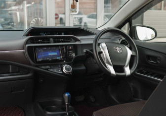 Подержанный автомобиль Toyota Aqua 2016 года (10 фото)
