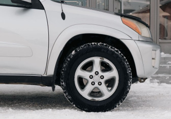 Подержанный автомобиль Toyota RAV4 2003 года (9 фото)