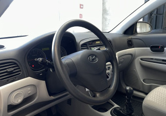 Подержанный автомобиль Hyundai Verna Sedan 2008 года (7 фото)