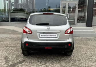 Подержанный автомобиль Nissan Qashqai 2012 года (6 фото)