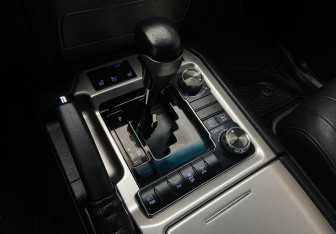 Подержанный автомобиль Toyota Land Cruiser Suv 2017 года (11 фото)