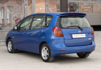 Подержанный автомобиль Toyota Corolla Spacio 2002 года (7 фото)