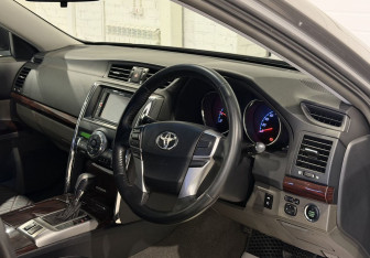 Подержанный автомобиль Toyota Mark X 2010 года (7 фото)