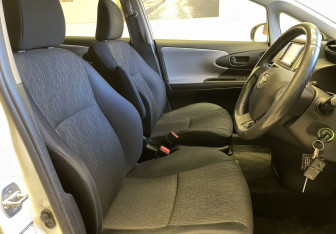 Подержанный автомобиль Toyota Wish Minivan 2011 года (7 фото)