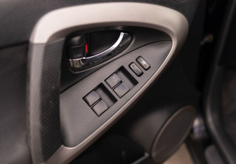 Подержанный автомобиль Toyota RAV4 2006 года (19 фото)