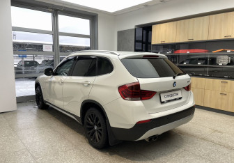 Подержанный автомобиль BMW X1 2012 года (6 фото)
