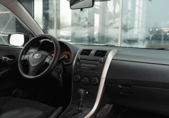 Подержанный автомобиль Toyota Corolla Sedan 2009 года (10 фото)