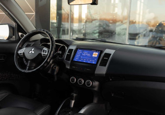 Подержанный автомобиль Mitsubishi Outlander 2007 года (10 фото)
