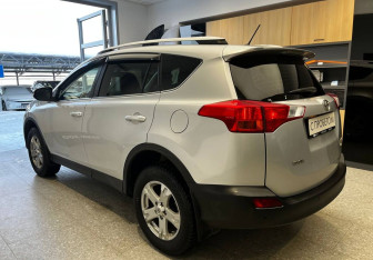 Подержанный автомобиль Toyota RAV4 2013 года (6 фото)
