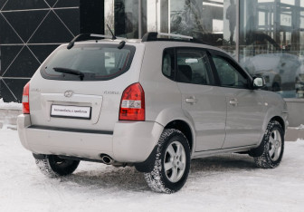 Подержанный автомобиль Hyundai Tucson 2007 года (5 фото)