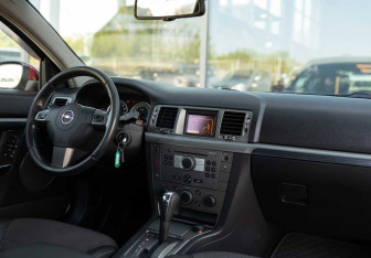 Подержанный автомобиль Opel Vectra Sedan 2006 года (9 фото)